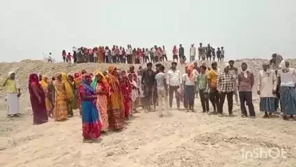 उन्नाव: गंगा एक्सप्रेसवे के निर्माण के दौरान सरदार खेड़ा गांव के पास अंडर पास न बनाए जाने पर सैकड़ों ग्रामीणों ने किया विरोध