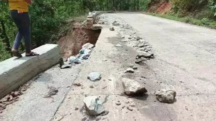 जशपुर: बरसात से पहले ही जशपुर-सन्ना सड़क टूटने लगी, यात्रियों की सुरक्षा पर संकट