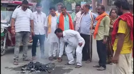 हनुमाननगर: विद्यापति चौक आनंदपुर में पुलिस लाठीचार्ज के विरोध में भाजपा कार्यकर्ताओं ने SDPO और SDM का पुतला दहन किया