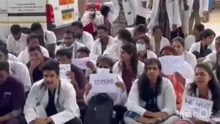 రాజేంద్రనగర్: చేవెళ్లలో పట్నం మహేందర్ రెడ్డి మెడికల్ కాలేజీ వద్ద విద్యార్థులు ధర్నా
