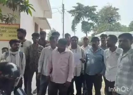 कैसरगंज: जैतापुर में बिजली मीटर रीडर्स ने कंपनी पर वसूली का आरोप लगाते हुए किया विरोध प्रदर्शन, सोपा शिकायती पत्र