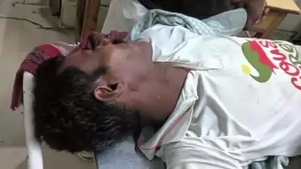 হবিবপুর: হবিবপুর রাইস মিল হাট রাজ্য সড়কে ভুটভুটি ভ্যানের ধাক্কায় আহত এক ব্যক্তি, চিকিৎসার জন্য আনা হলো হাসপাতালে