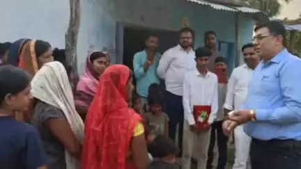 लावालौंग: विधायक उज्जवल दास पहुंचे सिलाढ गांव, मैट्रिक परीक्षा के प्रखंड टॉपर को किया सम्मानित