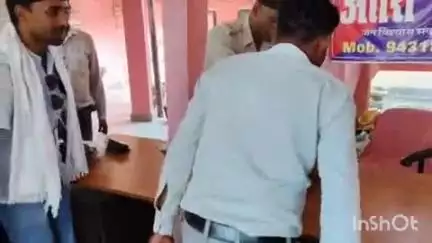 अतरी: अतरी के नए थाना अध्यक्ष का व्यवसायियों ने अंग वस्त्र व पुष्पगुच्छ देकर किया स्वागत