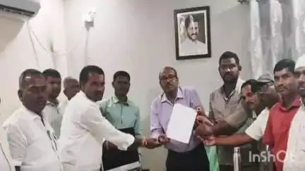 రాజేంద్రనగర్: చేవెళ్లలో గ్రామపంచాయతీ ఓటర్లను విడదీయొద్దంటూ మున్సిపల్ కమిషనర్ కు ఇబ్రహీంపల్లి గ్రామస్తుల వినతి