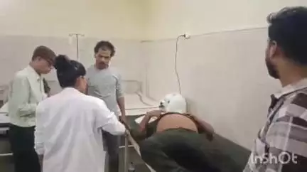 शाहपुर: भौरा बायपास के समीप अज्ञात वाहन की टक्कर से बाइक सवार दो लोग हुए घायल, जिला अस्पताल किया गया रेफर