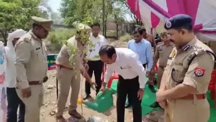 माधौगढ़: डीआईजी और कमिश्नर ने माधौगढ़ तहसील परिसर में किया पौधारोपण