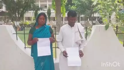 अररिया: जमीनी विवाद मामले को लेकर सिमराहा निवासी पीड़ित दंपति ने एसपी कार्यालय में दिया आवेदन