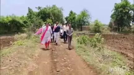 मनोरा: विकसित कृषी संकल्प अभियानाच्या माध्यमातून तालुक्यातील इंझोरीच्या शेतकऱ्याच्या बांधावर थेट पोहोचली शास्त्रज्ञांची टीम