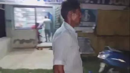 নামখানা: ভুতরে ভোটার কার্ড পয়সার বিনিময় তৈরী করাকে কেন্দ্র করে থানায় একটি অভিযোগ দাঁড় করা হয় কাকদ্বীপ বউবাজার এলাকার ঘটনা