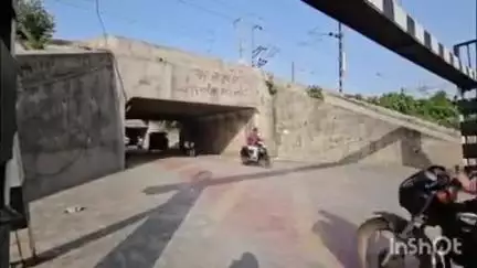 નવસારી: શહેરના પશ્ચિમ વિસ્તાર પાસે પ્રકાશ ટોકીઝ ના ઘરનાળા પાસે વિવાદિત લખાણ લખતા બે કલાકમાં એનએમસીએ દૂર કર્યું