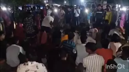 সীমলাপাল: সিমলাপাল ব্লক হাসপাতালে চিকিৎসার গাফিলতিতে শিশু মৃত্যুর অভিযোগে রোগীর পরিজন ও স্থানীয়দের বিক্ষোভ ও পথ অবরোধ