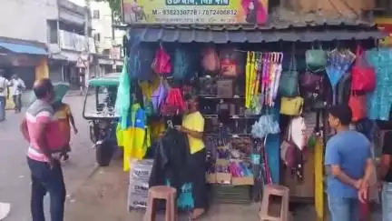 জয়নগর ১: জয়নগর থানার পুলিশের বিশেষ টিম জয়নগর রথতলা থেকে রেলগেট পর্যন্ত  রাস্তায় দখল মুক্ত করতে পথে নামলেন