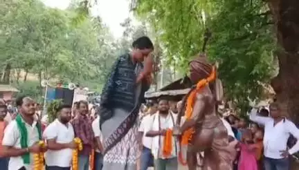 बंदगांव: बंदगांव प्रखंड के कारिका गांव में भगवान बिरसा मुंडा की पुण्यतिथि मनाई गई, सांसद जोबा माझी उपस्थित रहीं