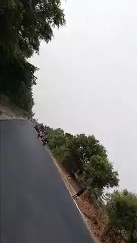 नानपारा लखीमपुर हाइवे का शुरू हुआ निर्माण कार्य ,वाहनो का अत्यधिक बोझ उठाता दो लेन का हाइवे जहाँ पर है चार लेन की जरूरत