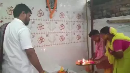 चक्रधरपुर: रेलवे कॉलोनी स्थित रेलवे अस्पताल के पीछे माता शीतला पूजा में उमड़ी श्रद्धालुओं की भीड़