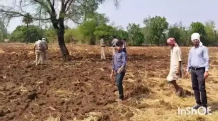 गुना: आरी गांव में 20 साल बाद आवेदक को भूमि पर मिला कब्जा, प्रशासन ने मोबाइल कोर्ट से अवैध कब्जा हटाया