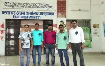 अमड़ापाड़ा: आउटसोर्स कर्मचारियों ने अमड़ापाड़ा प्रखंड कार्यालय में काला बिल्ला लगाकर किया कार्य