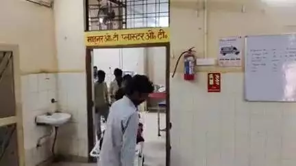 खड्डा: गौरी जगदीश में तेज़ रफ्तार बाइक की टक्कर से महिला का पैर हुआ फ्रैक्चर, अस्पताल में इलाज जारी