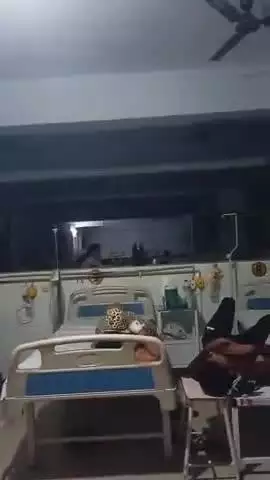 आज सदर अस्पताल (जिला अस्पताल)
1 घंटे से ज्यादा देर से लाइट रही गुल इलाज करवा रहे मरीजों का हो रहा बुरा हाल#फतेहपुर