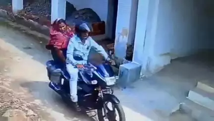 ମହୁଲପାଲି: ଲାଙ୍ଗପୋଷ ଠାରେ ପ୍ରଧାନମନ୍ତ୍ରୀ ଆବାସ ଯୋଜନା ସର୍ବେକ୍ଷଣ ନାମରେ ଘରେ ପଶି ଲକ୍ଷାଧିକ ଟଙ୍କା ଲୁଟି ନେଲେ ଦୁର୍ବୃତ୍ତ