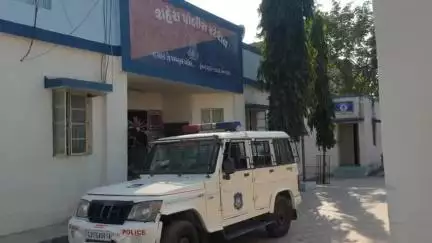 શહેરા: શહેરાના આંકડીયા પાનમ કેનાલ પાસેથી વિદેશી દારૂની 2 બોટલ લઈ જતા ઈસમને બાઈક સાથે ઝડપી પાડ્યો હતો