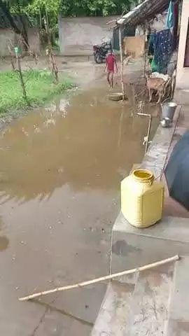 उदहीन खुर्द सिराथू कौशाम्बी में रास्ते और गलियों का ये हाल है न नाली निर्माण है न पानी बाहर जाने का निकास है किससे कहें