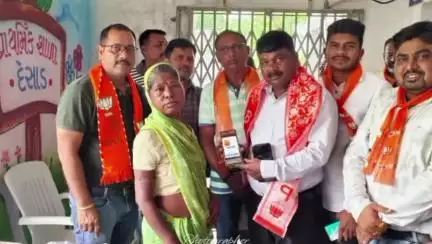 વાલિયા: વાલિયા તાલુકાના દેસાડ ગામ ખાતે ધરતી આબા કાર્યક્રમ અંતર્ગત વિવિધ સરકારી યોજનાઓ અંગેનો કેમ્પ યોજાયો હતો.