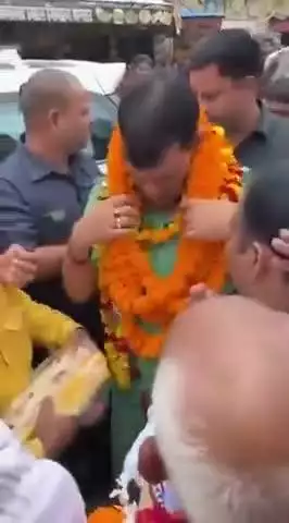 बिजली मंत्री ए के शर्मा से जनता ने कहा बिजली नहीं मिल रही है बहुत त्रस्त हैं सर कुछ कीजिए
मंत्री जी कहा:बोलिए शंकर भगवान की, जय श्रीराम, जय बजरंग बली की”
हो गई न सारी समस्याएं खत्म 😂😂
#बिजली #उत्तरप्रदेश
