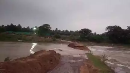 గోదావరి వరద ఉధృతికి బూరుగులంక వద్ద నదీపాయపై కొట్టు కొట్టుకుపోవడంతో నాలుగు గ్రామాలకు నిలిచిన రాకపోకలు