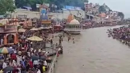 हरिद्वार: गुरु पूर्णिमा के अवसर पर हरकी पैड़ी पर श्रद्धालुओं की भीड़ उमड़ी, दूर-दराज से पहुंचे श्रद्धालुओं ने किया गंगा स्नान