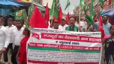 दुमका।ट्रेड यूनियन की हड़ताल के समर्थन में राजद कार्यकर्ता जिलाध्यक्ष डॉ अमरेन्द्रयादव के नेतृत्व में सड़क पर उतर सफल किया