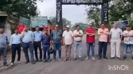 जैतपुर: खैरहा कोयला खदान में हड़ताल, श्रमिक संगठनों ने मांगों को लेकर किया प्रदर्शन