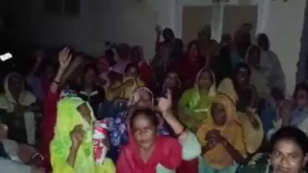 नारासन: नारसन में बिजली के खंभे से गिरकर लाइनमैन की हुई मौत, ग्रामीणों ने बिजली घर पर शव रखकर किया जमकर हंगामा