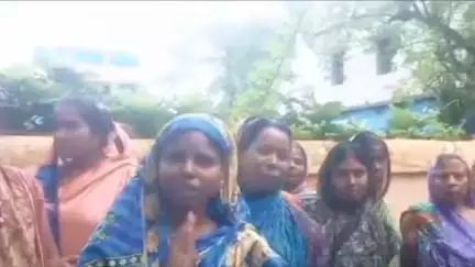 କେନ୍ଦ୍ରାପଡା: କୁହୁଡି ଗ୍ରାମରେ ଆରାଇ ଅଫିସ ଆଗରେ ଜମି ରହିଛି ପାଣି ଏନେଇ ଆଜି ତାତିଲେ ମହିଳା ।
