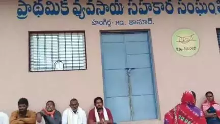 ముధోల్: తానురు మండల కేంద్రంలోని హంగిర్గ సొసైటీ లో యూరియా కోసం చెప్పుల వరస...