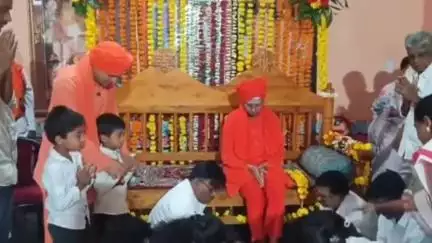ಭಾಲ್ಕಿ: ಪಟ್ಟಣದ ಹಿರೇಮಠದಲ್ಲಿ ಗುರು ಪೂರ್ಣಿಮೆಯ ನಿಮಿತ್ತ ಭಕ್ತಿ ಶ್ರದ್ಧೆಯಿಂದ ಗುರುವಿನ ಪಾದ ಪೂಜೆ ಸಲ್ಲಿಸಿದ ಭಕ್ತರು