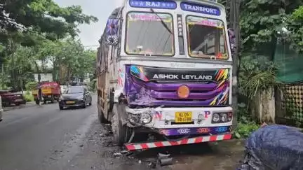 കൊടുങ്ങല്ലൂർ: മൂന്നുപീടികയിൽ കാറും ലോറിയും കൂട്ടിയിടിച്ച് രണ്ട് പേർക്ക് പരിക്ക്
