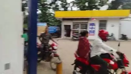 ରାୟଗଡା: ଡ୍ରାଇଭର ମାନଙ୍କ ଆନ୍ଦୋଳନ ଆଜି ତୃତୀୟ ଦିନରେ ବି ଗାଡି ଚଳାଚଳ ବନ୍ଦ,ଏପଟେ ପଦ୍ମପୁର ରେ ତେଲ ସରିଯିବା ଆଶଙ୍କା କରି ଟାଙ୍କିରେ ଭିଡ ଜମୁଛି