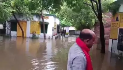 महोबा: कबरई का सरकारी स्कूल बना तालाब, 16 साल से जलभराव की मार, वायरल वीडियो ने खोली प्रशासन की पोल