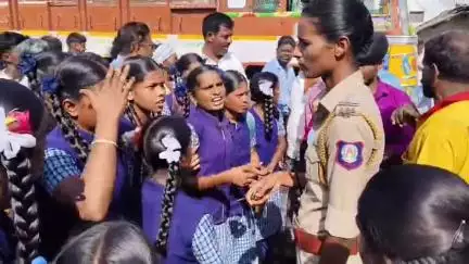 உளுந்தூர்பேட்டை: நிற்காமல் சென்ற அரசு பேருந்து; பாண்டூரில் திடீரென சாலையில் ஒன்று கூடி மறியலில் ஈடுபட்ட மாணவர்கள்