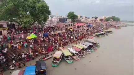 गुरु पूर्णिमा पर सरयू तट पर उमड़ा आस्था का सैलाब, लाखों श्रद्धालुओं ने लगाई आस्था की डुबकी