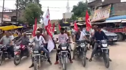 मजदूर विरोधी चार लेबर कोड रद्द करने की मांग
-इटावा में निर्माण मजदूरों ने निकाली बाइक रैली:एसडीएम का. पर किया प्रदर्शन