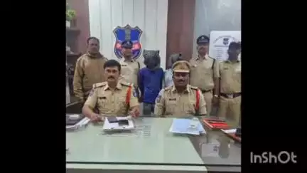 నవాబ్​పేట: ఎత్రాజ్ పల్లిలో వృద్ధురాలి వద్ద బంగారం చోరి చేసిన ఇద్దరు వ్యక్తులను అరెస్ట్ చేసిన నవబుపేట్ పోలీసులు