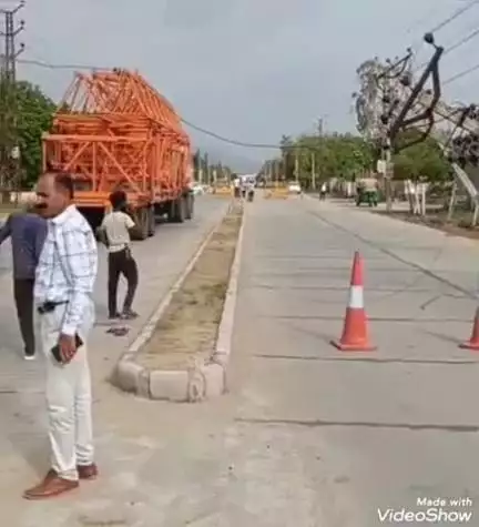 जालौर: आहोर रोड पर कोतवाली थाने के सामने लोहे से भरा ट्रक बिजली के तार से टकराया, वायर खींचने से उखड़ गया ट्रांसफार्मर