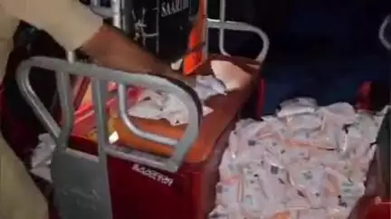 इकौना: इकौना ब्लॉक गेट के पास ई-रिक्शा से बरामद हुए 230 पाउच आंगनबाड़ी का सोयाबीन रिफाइंड तेल, ई-रिक्शा चालक फरार