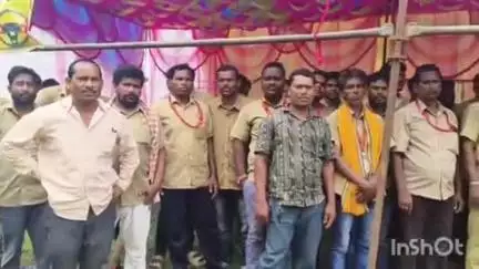 ଟିଟିଲାଗଡ: ତୃତୀୟ ଦିନରେ ଡ୍ରାଇଭର ମହାସଂଘର ଷ୍ଟିଅରିଂ ଛାଡ ଆନ୍ଦୋଳନ - ସିଟି ସ୍କୁଲ ପାଖ ପେଟ୍ରୋଲ ପମ୍ପ ନିକଟରେ ଡେରା ପକାଇ କରୁଛନ୍ତି ଆନ୍ଦୋଳନ।