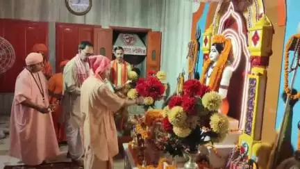 गोरखपुर: गोरखनाथ मंदिर मे सीएम योगी ने नाथ पंथ की परपरा के अनुसार महाआरती के साथ गुरु पूर्णिमा का अनुष्ठानिक कार्यक्रम किया पूर्ण