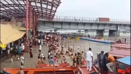 धनौरा: गजरौला के ब्रजघाट व तिगरी गंगा धाम में गुरु पूर्णिमा पर हजारों श्रद्धालुओं ने लगाई आस्था की डुबकी