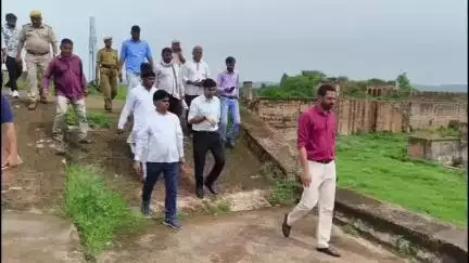 वैर: भरतपुर जिला कलेक्टर कमर चौधरी ने कस्बा वैर स्थित प्रताप दुर्ग, सफेद महल और फुलवारी का किया निरीक्षण
